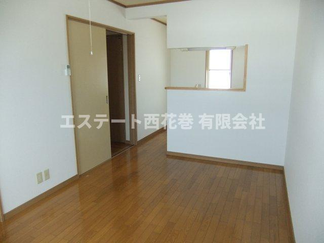 コーポ花輪野の居間・リビング|リビング、対面式キッチンです。写真は202号室になります。