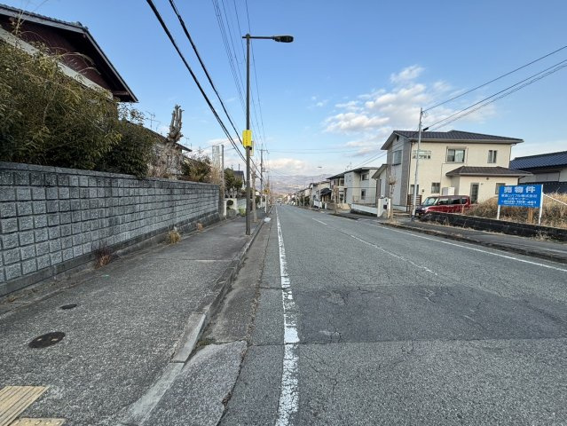 川西市湯山台2丁目土地の前面道路含む現地写真