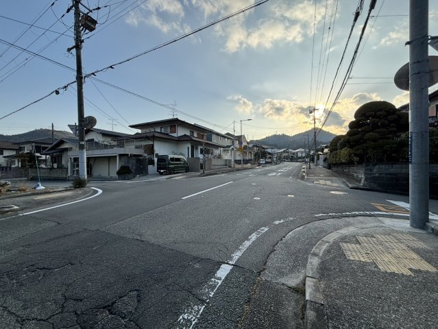 川西市湯山台2丁目土地の前面道路含む現地写真
