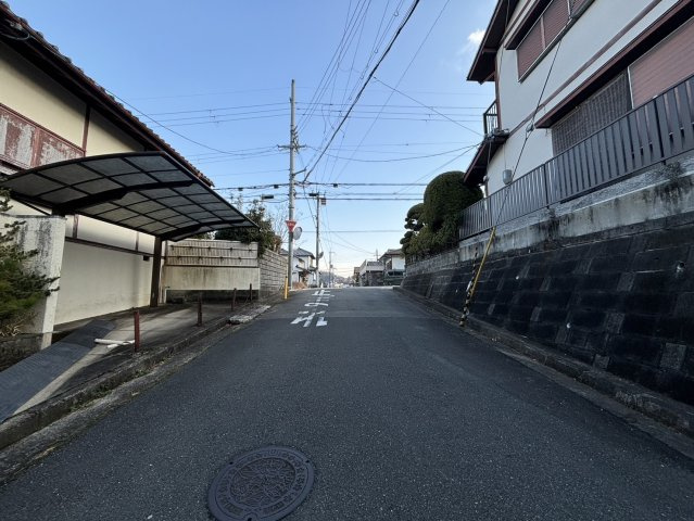 川西市湯山台2丁目土地の前面道路含む現地写真