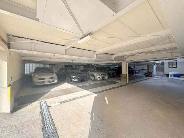 綿榎ハイツの駐車場