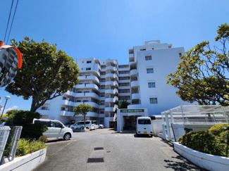 【外観】 | 七隈線次郎丸駅まで徒歩20分。徒歩3分のバス停からバスも出ています。
日々のお買い物から日用品までそろいやすいイオン原店がすぐ近くにあり、暮らしやすい環境が整っています。