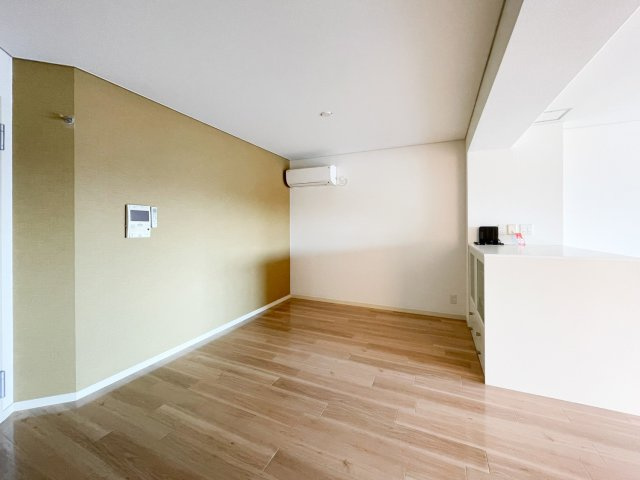 ビクトリアコート夙川の居間・リビング|キッチンスペースもゆったりと