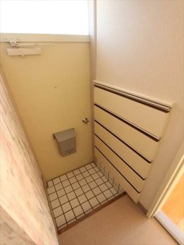 ホワイトハイツ山本の玄関