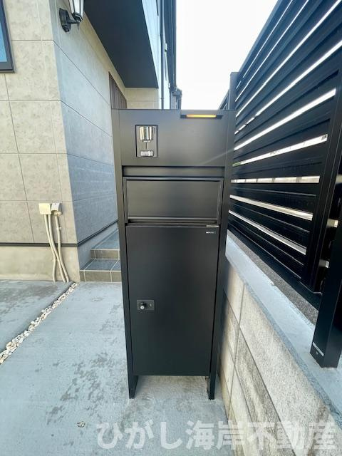 茅ヶ崎市浜竹4丁目　新築戸建　全３棟の庭|宅配ボックス機能付門柱