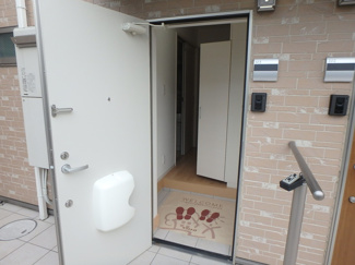 玄関入口にインターホン付