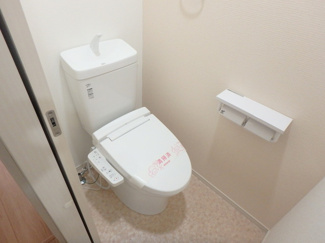 トイレには快適な温水便座付
