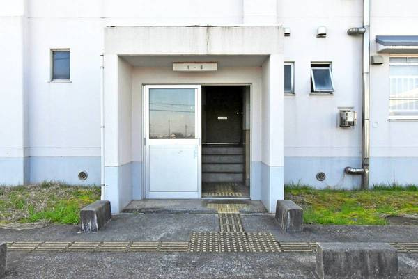 ビレッジハウス魚津北2号棟のエントランス