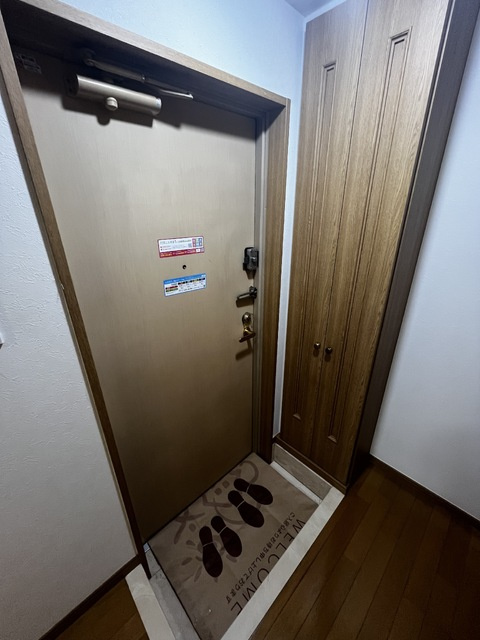 ★玄関横にはシューズボックスがございます★