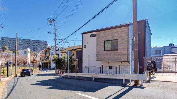 横浜市鶴見区馬場４丁目の新築一戸建の前面道路含む現地写真|陽当りの良さ、住環境を現地にてご確認下さい！
周辺環境も合わせてご案内させて頂きます！