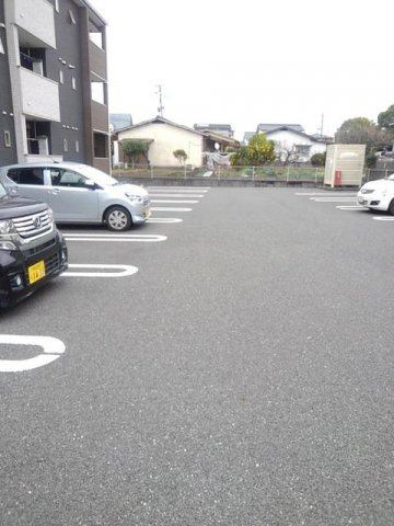 コリーヌＣの駐車場|駐車場に車を止められます