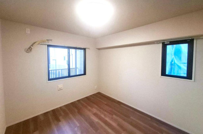 【洋室】 | グランクラッセ上野芝向ヶ丘 | 北東向きのサービスバルコニーに面した洋室6.5帖。二面採光を確保し、陽当たり・通風良好！プライベート空間も快適にお過ごしいただけます。