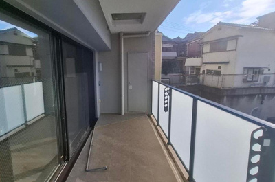 【バルコニー】 | グランクラッセ上野芝向ヶ丘 | トランクルーム付きの南西向きバルコニー。お勉強やお仕事の合間に外の空気を吸ってホッと一息！日々の疲れもリフレッシュできそうですね。