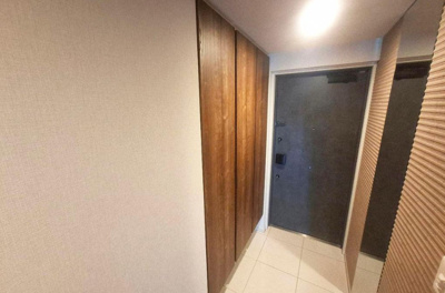 【玄関】 | グランクラッセ上野芝向ヶ丘 | 天井高の大容量シューズボックス付き！脱いだ靴をすぐに片付けられ、綺麗な空間でお客様をお出迎え出来ますね。