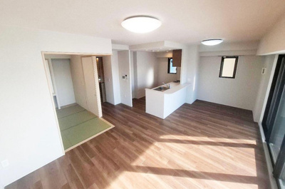 【居間・リビング】 | グランクラッセ上野芝向ヶ丘 | 南西面の大きな掃き出し窓からたっぷりと採光を取り込めるLDK。隣接する和室との一体利用も可能で、開放感溢れる空間が実現します！