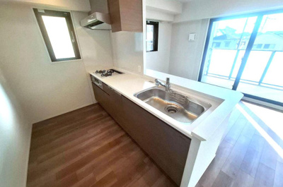 【キッチン】 | グランクラッセ上野芝向ヶ丘 | 食器を一気に丸洗いでき、家事時間の短縮も叶う食洗機搭載！対面式キッチンはご家族とのコミュニケーションも取りやすそうです。