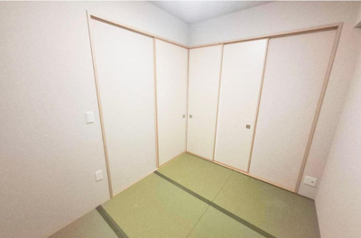 【和室】 | グランクラッセ上野芝向ヶ丘 | 和室4.5帖。足を伸ばしてゆったりとお寛ぎいただける畳仕様！客間やキッズスペースなど、多目的にご使用いただけます。