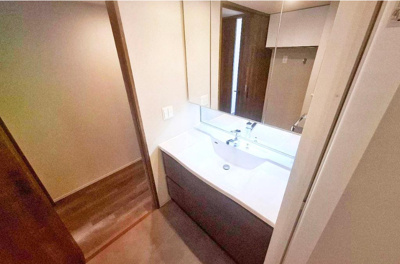 【独立洗面台】 | グランクラッセ上野芝向ヶ丘 | 鏡裏やボウル下に収納のある三面鏡付き洗面化粧台採用！歯ブラシやメイク道具など、生活感の出るアイテムを片付けられますね。