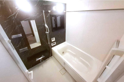 【浴室】 | グランクラッセ上野芝向ヶ丘 | お子様と湯船に浸かって、一日の疲れを癒していただけるバスルーム。雨の日のお洗濯にも嬉しい、浴室乾燥機搭載！