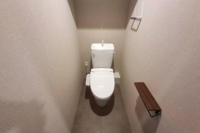 【トイレ】 | グランクラッセ上野芝向ヶ丘 | カバーなしでも便座はポカポカな温水洗浄便座付トイレ。汚れてもサッと一拭きで綺麗に！お掃除ラクラクで、衛生的ですね。