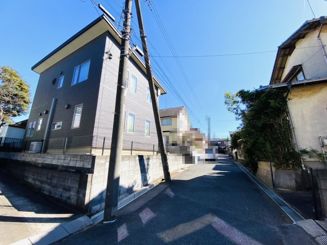 富里市七栄　中古戸建の前面道路含む現地写真