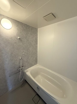 【浴室】 | 網走市海岸町６番１－１号、６番１－２号　中古売家 | ユニットバス１坪タイプ