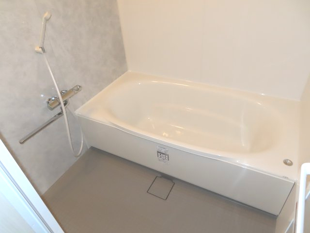 【浴室】 | 網走市海岸町６番１－１号、６番１－２号　中古売家 | ユニットバス１坪タイプ