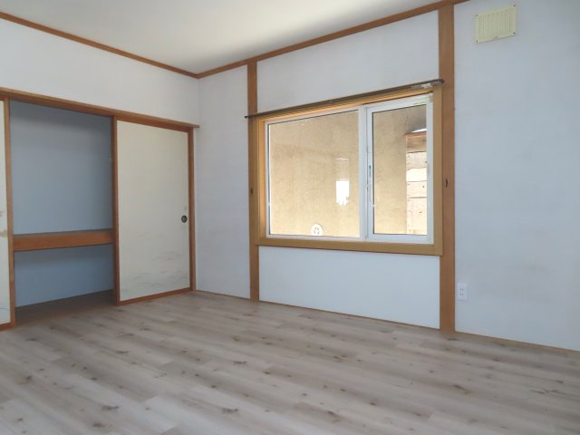 【洋室】 | 網走市海岸町６番１－１号、６番１－２号　中古売家 | １階９帖洋室