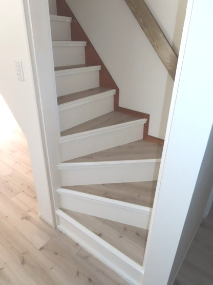 【その他共用部分】 | 網走市海岸町６番１－１号、６番１－２号　中古売家 | 階段（UP）