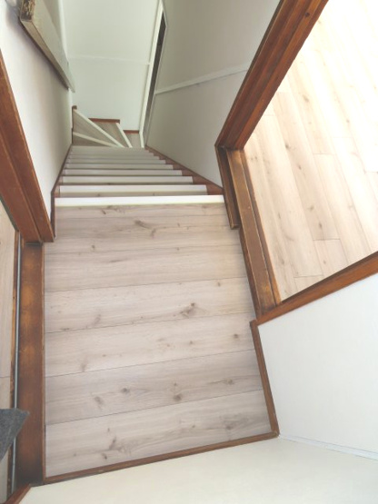 【その他共用部分】 | 網走市海岸町６番１－１号、６番１－２号　中古売家 | 階段（DN）