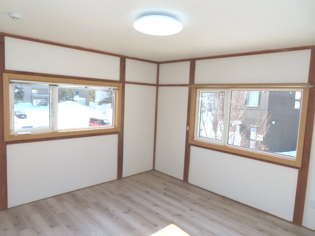 【洋室】 | 網走市海岸町６番１－１号、６番１－２号　中古売家 | ２階８.５帖洋室