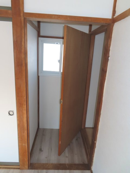 【収納】 | 網走市海岸町６番１－１号、６番１－２号　中古売家 | ８.５帖洋室収納