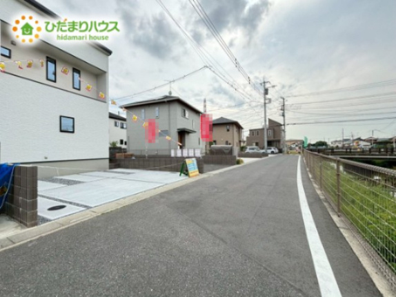 熊谷市上之　新築一戸建て　02の前面道路含む現地写真|前面道路幅6ｍ☆
車の出入りもラクラクできちゃいます(^^♪
