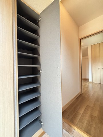 シャーメゾンウエストの玄関|シューズボックス付き♪