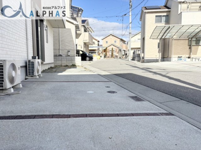【前面道路含む現地写真】 | 神戸市西区伊川谷町長坂　築浅一戸建て | 前面道路幅員約6ｍの為、駐車がしやすい♪