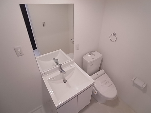 神戸市須磨区須磨浦通６丁目のアパートの洗面所|洗面・ウォッシュレット付トイレ