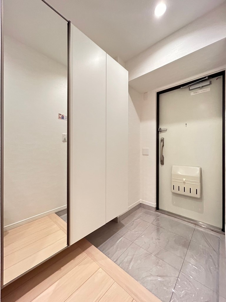 収納充実★明るい玄関★