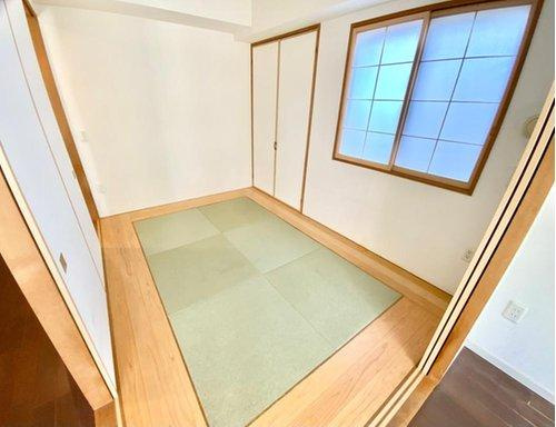 アンビシャス河辺の和室|約5.0帖です。ちょっとした和があると落ち着きますね。