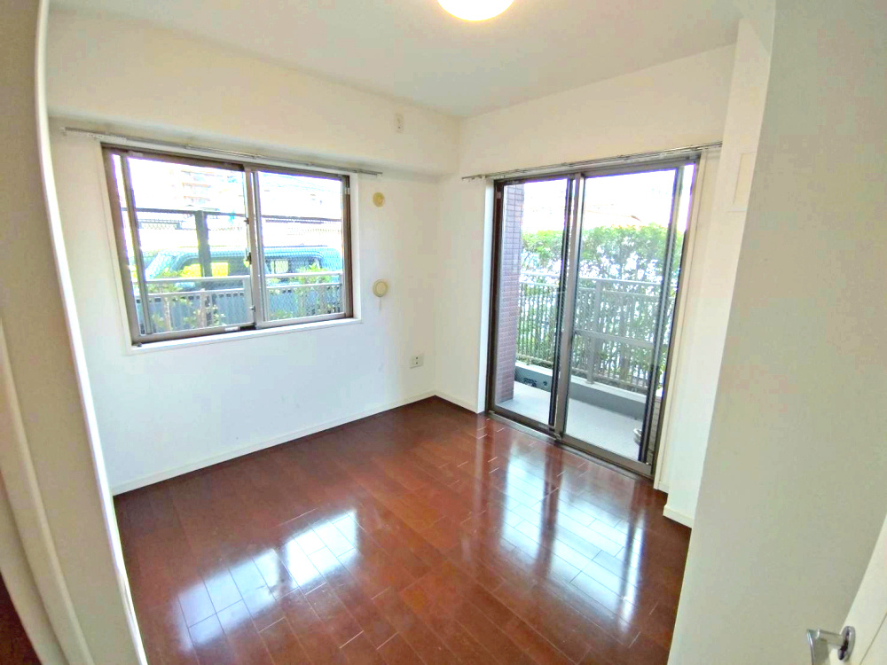 アンビシャス河辺の洋室|(2)約5.0帖です。二方面に窓があるので通気性、日当たりも良好です。