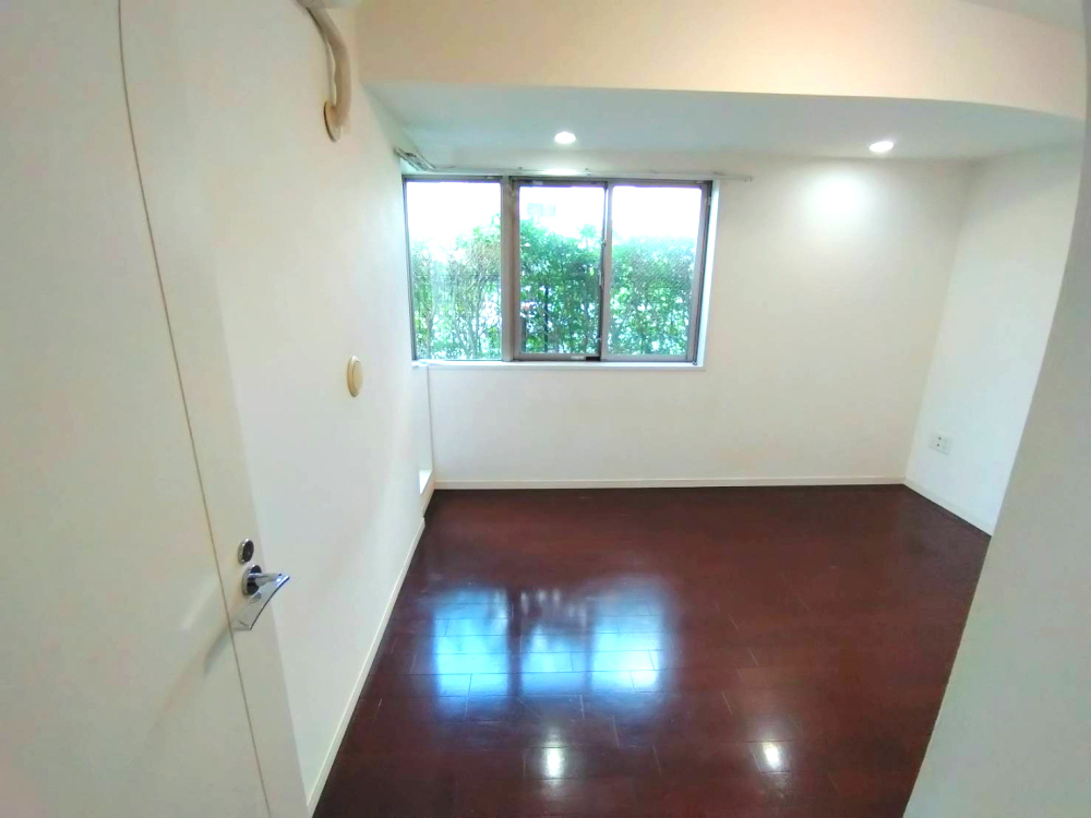 アンビシャス河辺の洋室|(1)約6.2帖です。