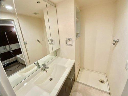 アンビシャス河辺の洗面所|三面鏡の広々とした洗面台です。左右にもゆとりのあるスペースがあるので、2人でも使えます。