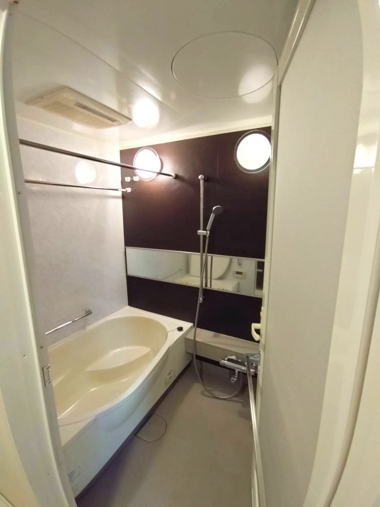 アンビシャス河辺の浴室|白とブラウンを基調としたおしゃれなお風呂でリラックスできます。