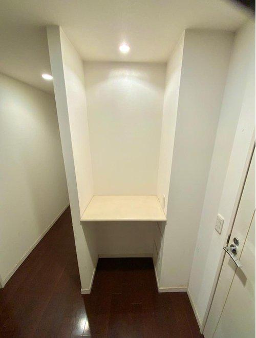 アンビシャス河辺の収納|玄関を入った右側にカウンターがあります。インテリアを飾ったり、収納としても使えます。