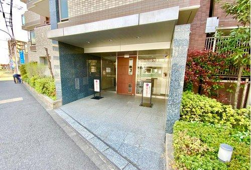 アンビシャス河辺のエントランス|綺麗に整備されているエントランスです。