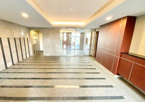 アンビシャス河辺のエントランス|明るくおしゃれなエントランスです。