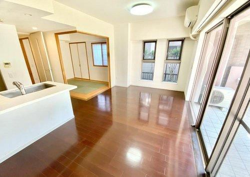 アンビシャス河辺の居間・リビング|約9.8帖です。2方面に窓がありますので、通気性も日当たりも良好です。