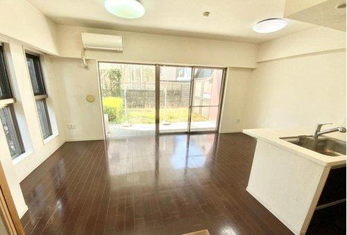 アンビシャス河辺の居間・リビング|日当たりが良く明るいです。窓が多いので風通しも良いです。