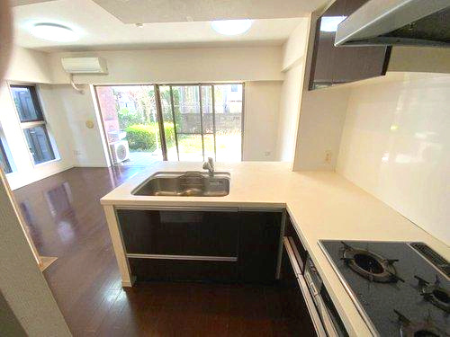 アンビシャス河辺のキッチン|約3.3帖です。L字型のキッチンで作業動線が短く料理がしやすいです。ちょっと億劫になってしまう洗い物も庭の景色を見ながらなら、楽しめますね♪