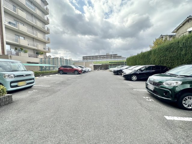 シャルマンコーポ神足　3階の駐車場