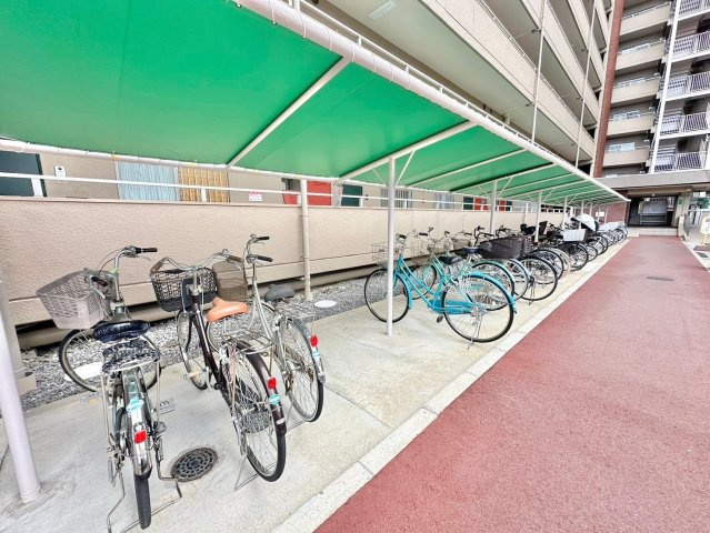 シャルマンコーポ神足　3階の駐輪場